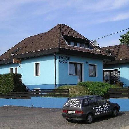 לינה וארוחת בוקר Székesfehérvár Domino Panzio מראה חיצוני תמונה